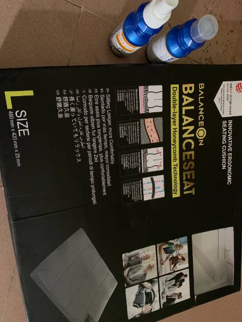 Sau 1 tuần dùng sản phẩm thì cảm nhận của mình là ngồi lâu không bị ê mông và thoáng mát, được khuyến mãi 2 dụng cụ làm bóng đồ nhựa.
9/10 vì giá hơi chát.
Chỉ cần shop uy tín thì mình sẽ ủng hộ thêm vài cái nữa nhé!