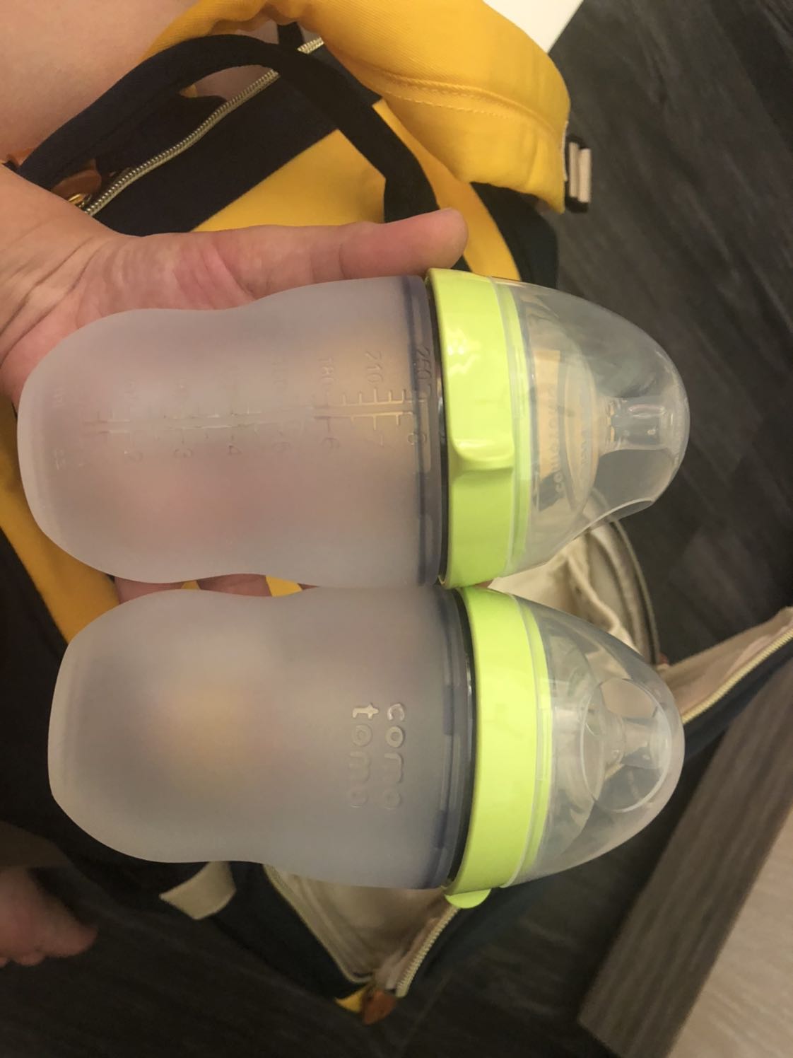 1. Mẫu mã đẹp.
2. Silicon co ve tốt (nhìn bề ngoài, do chưa dùng đến), cầm chắc tay, đầu ti to và mềm giống ti mẹ.
3. Giao hàng có hộp cẩn thận, cảm giác an tâm.
4. Thiết kế chắc chắn, có lẽ sẻ sử dụng được lâu dài, ko lo bị vỡ hay làm tổn thương khi bé vo tinh làm rớt.
5. Mua trên Tiki dc giao Free mà còn dc giảm giá. Mua ở shop đắt hơn 150k.