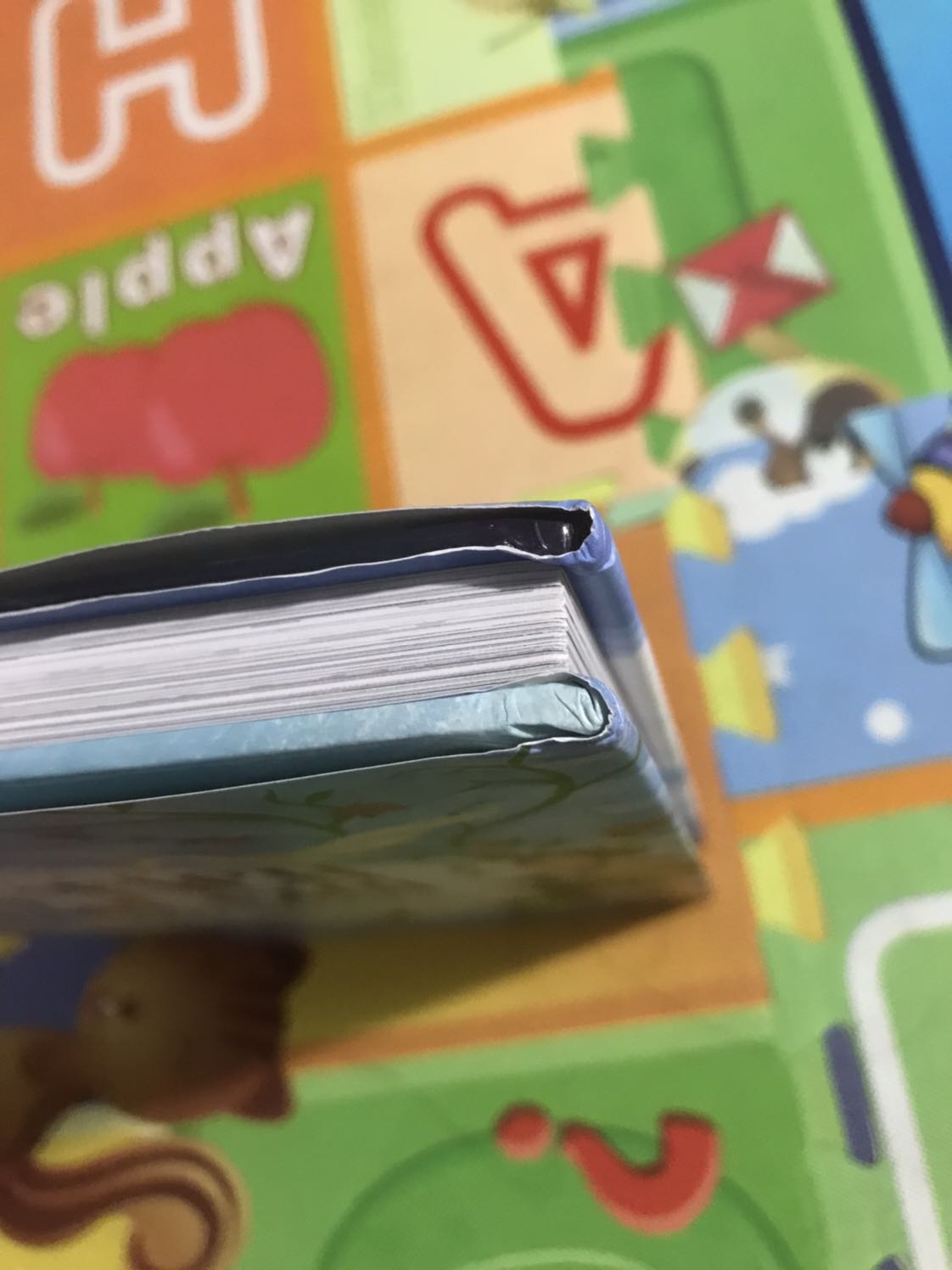 5 sao cho nội dung sách và hình ảnh minh hoạ và anh shipper vui vẻ. Ba mẹ có thể kể chuyện theo ngôn phong gần gũi hơn cho bé theo ý mình. Điểm trừ ở chỗ gói sách, sách đẹp lung linh mà bị Tiki gói hàng cong góc, ý là sách bìa cứng. Điểm này mình thấy tiki trading bị góp ý rất nhiều trong phần đóng gói sách. Mong Tiki cải thiện. Anyway, cảm ơn nhà xuất bản, cảm ơn Tiki cho bé một tuổi thơ nhiệm màu :)