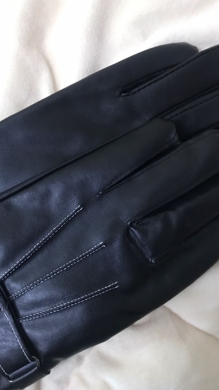 Găng tay da rất mềm. Độ co giãn cao, mặt bên trong có lớp lót lông đeo cảm giác êm tay và mềm mại. Hàng như mô tả cảm ứng điện thoại rất tốt. Đeo đi xe máy thì tiện lợi. Không sợ trời mưa. Đi mưa về lau cái là ok rồi. Sản phất tốt, ủng hộ shop 5 sao.