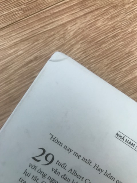 Hơi thất vọng với Tiki một xíu vì cuốn này mình mua không hề rẻ, là bìa cứng nhưng lại bị móp ở góc, sách bìa cứng nhưng khi đóng gói Tiki không hề bọc cho mình:((