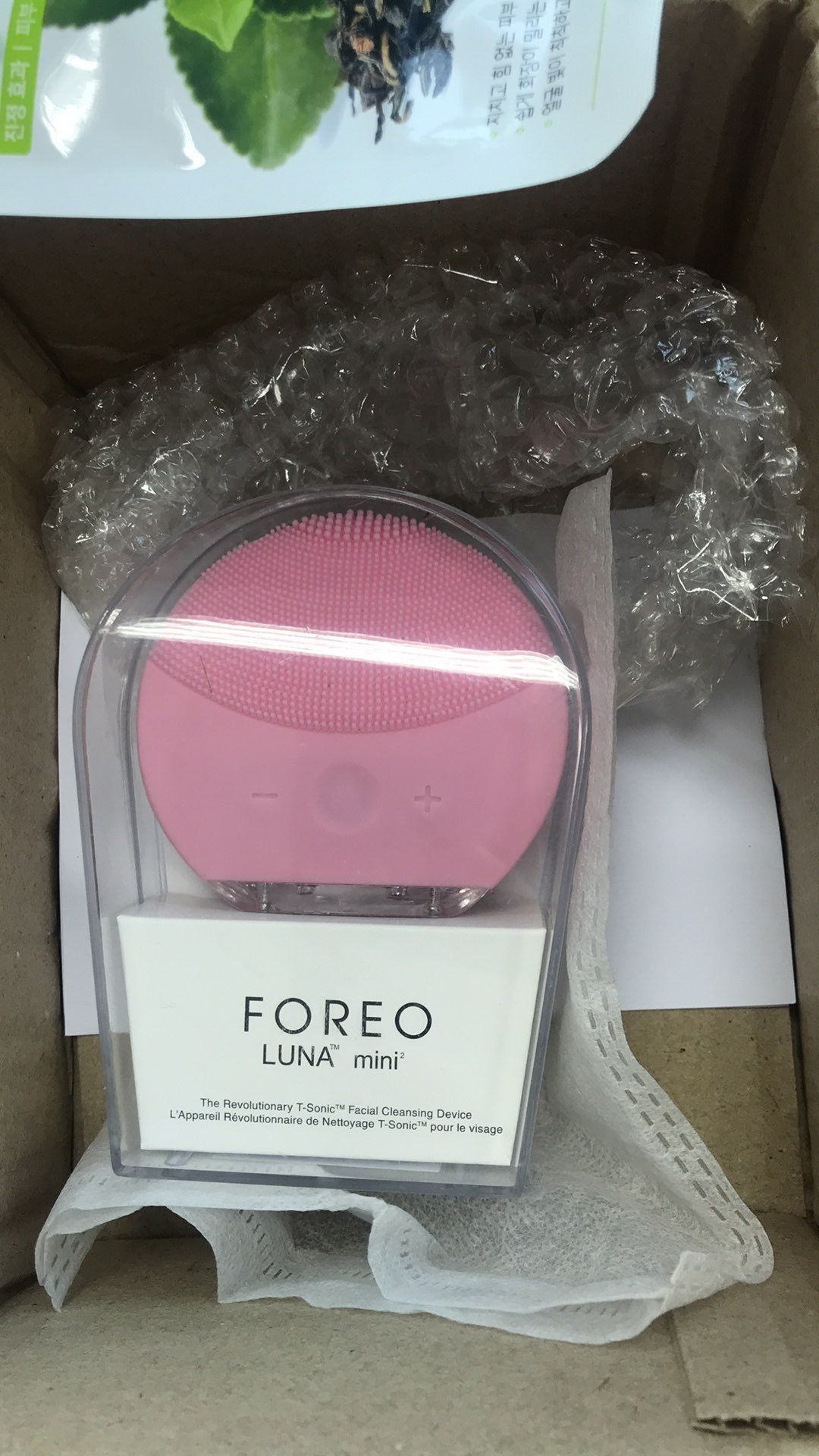 Đầu cọ silicon mềm mại, không gây xót da, với giá tiền đó mà có thêm chức năng làm nóng thì mình khá ưng, nhưng cảm giác cầm máy không được chắc tay lắm, đầu cọ không đều làm mình nhìn thấy khó chịu sao sao á 😂😂, nói chung là với giá đó thì mình thấy khá ok rồi