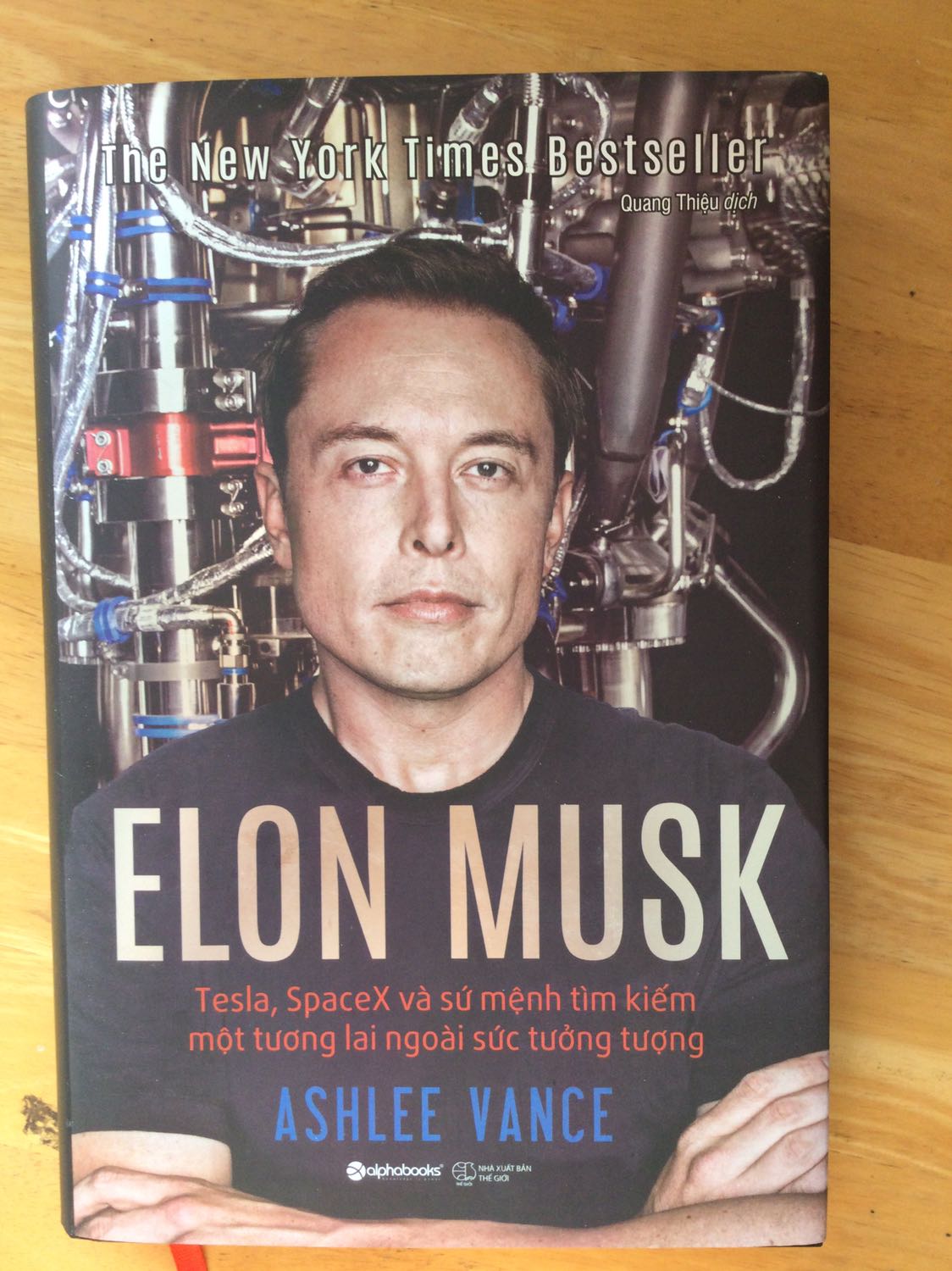 Nếu như chưa biết gì về Elon, đó hẳn là một thiếu sót, bạn nên tìm hiểu trên gg. 
Nếu như đã biết sơ về Elon, bạn nên đọc kỹ về anh ta, qua cuốn này.
Anh ta thực sự là thiên tài còn sống, và đang nỗ lực vì nhân loại. 
Mục tiêu điên rồ của anh ta không phải để kiếm tiền, mà để thắp sáng ước mơ cho nhân loại, mong muốn đưa loài người cư trú trên sao hỏa. Hành trình có thể còn dài, nhưng SpaceX đã giúp rút ngắn được thời gian đáng kể. 
**cuốn sách này chưa đề cập đến chuyện anh ta đã đưa Internet toàn cầu thành công.