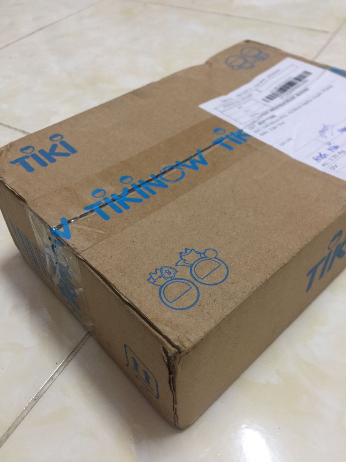 Đây là một trong những tác phẩm gấy ấn tượng cho mình nhất ngay từ những câu văn đầu tiên. Bìa sách cũng tạo nên một sức hút rất đặc biệt. Mình mua hàng trong thời gian dịch bệnh vẫn còn diễn biến khá phức tạp. Tuy vậy hàng về cũng khá đúng hạn và kiện hàng được đóng gói khá chắc chắn. Mình rất hài lòng về sản phẩm cũng như dịch vụ của Tiki.