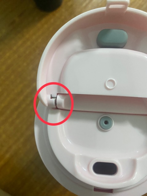 Mua hàng chiều ngày 06/03/2023. Nhận hàng sáng ngày 07/03/2023
Ly màu hồng có hoạ tiết giá 272,000
Ly màu đen giá 233,000
Giảm giá được 20,000
Hôm nay nhận 2 ly này là ly thứ 6 rồi. Nắp cải tiến so với mẫu cũ khá tiện lợi vì chỉ cần bật qua phải + nhấn là mở nắp. 
Có 1 vấn đề nhỏ là nếu miếng lò xo ở nắp gãy hoặc rỉ sét thì khi mở nắp chắc phải xoay mở luôn nắp bự ra mới uống đc. 
Chất lượng giữ nhiệt với mình là ổn.
Vỏ ly dễ trầy xước nếu bị rơi, va đập.
Hàng của Look & Look thì đẹp, chất lượng. Tiki giao hàng nhanh. Mình đánh giá 5⭐️ và sẽ mua tiếp những lần sau.