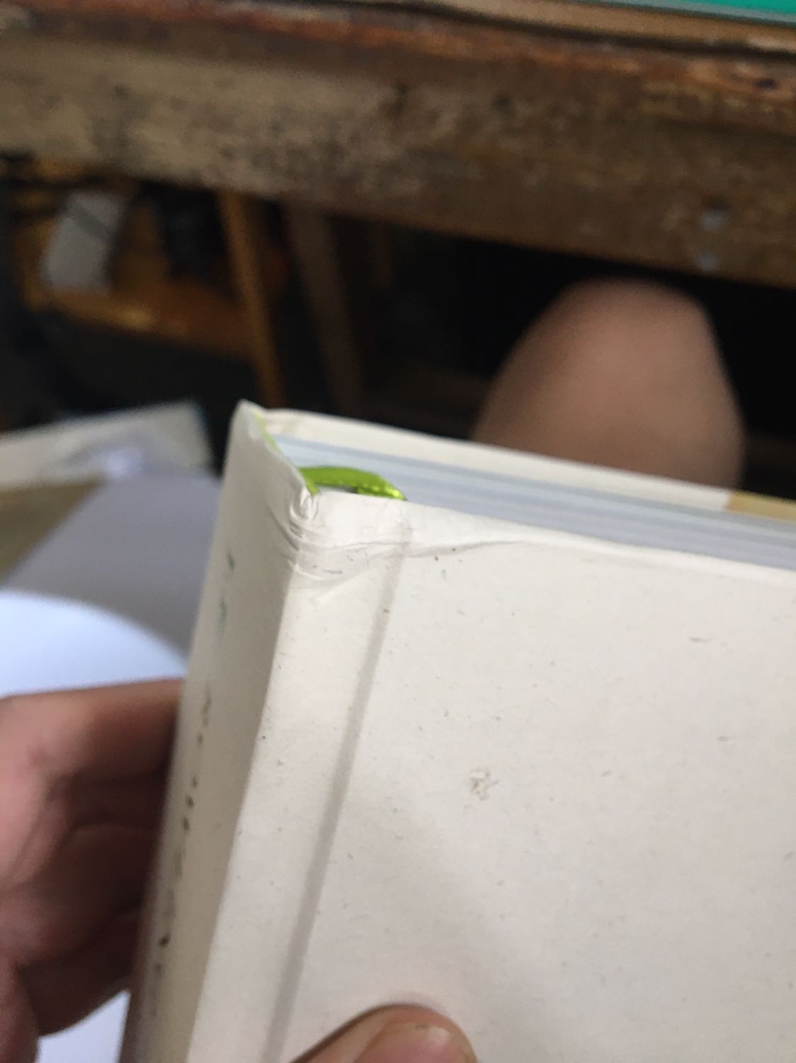 Vấn đề muôn thuở của Tiki. Đóng gói hàng siêu tệ. Mua cuốn sách cả triệu bạc nhưng lại bị gãy góc. Mình đã góp ý ko biết bao lần cho tiki nhưng tình trạng này 2 năm nay vẫn ko dc cải thiện. Đây sẽ là lần cuối cùng mình mua sách ở tiki.