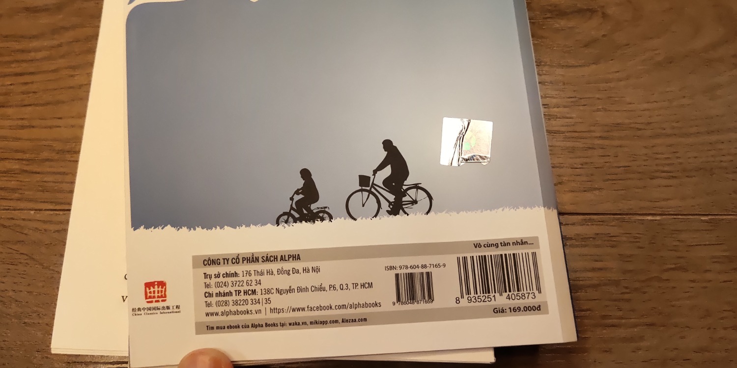 Tập một bộ sách này chất lượng vào bìa không tốt, tôi đọc chưa xong mà đã bị bung. Chỗ bị bung không thấy có chỉ khâu.