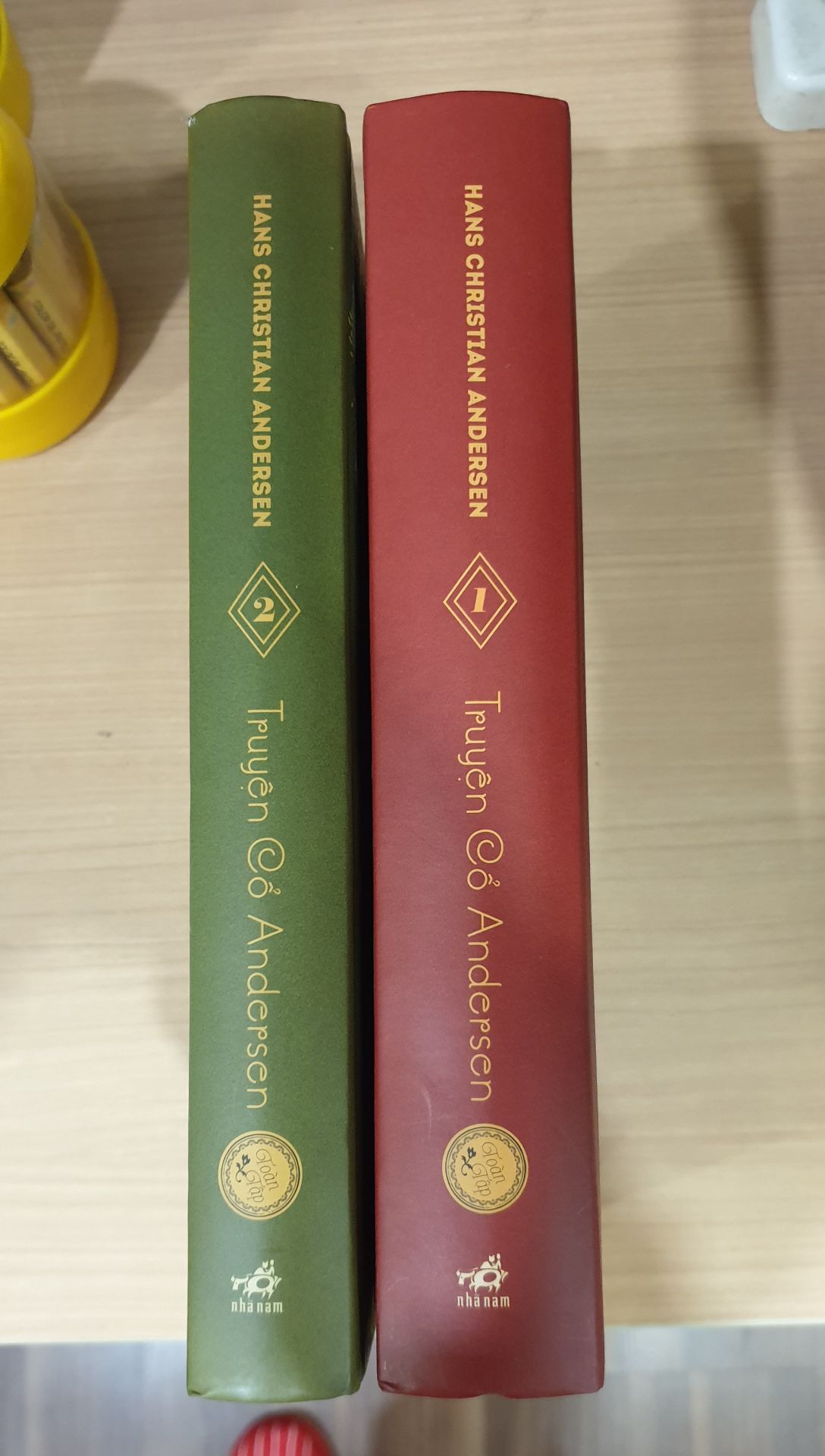 Đây là bộ truyện nằm trong danh mục phải bộ cho tủ sách gia đình.
Chờ mãi tiki mới giảm giá. Nhã Nam hoàn hiện bộ này khá tốt, cả bìa ngoài và chất lượng giấy bên trong, có tranh minh họa.
Tiki giao hàng bộ này nhanh, đóng gói tốt, không bị móp cạnh, dập góc!