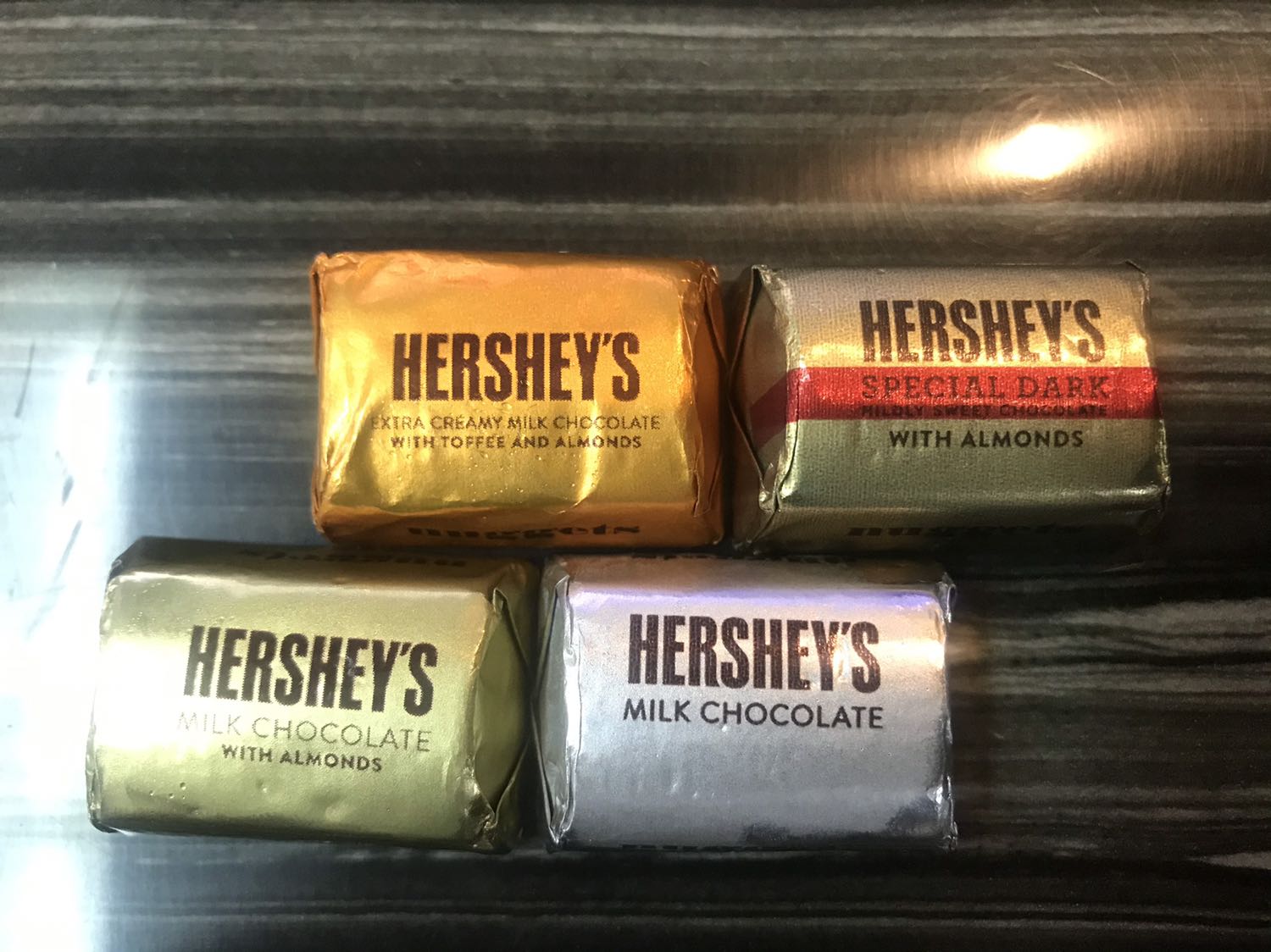 Hạn còn khá ít. Mua tháng 2/ 2021 và hạn 6/ 2021. Phải rủ cả nhà ăn lấy ăn để... chắc đẩy hàng cũ đi hết để về mẫu mới.