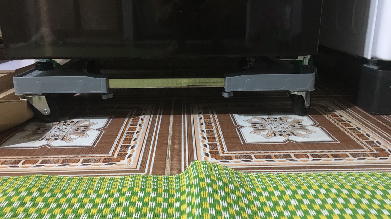 Sản phầm dễ lắp đặt, có điều thanh inox giữa các chân hơi mỏng, khi xoáy vít cố định thì thanh inox bị bóp lại nên cho cảm giác không được chắc chắn. Sản phẩm này chỉ phù hợp cho tủ lạnh, ai có nhu cầu sử dụng cho máy giặt thì không nên