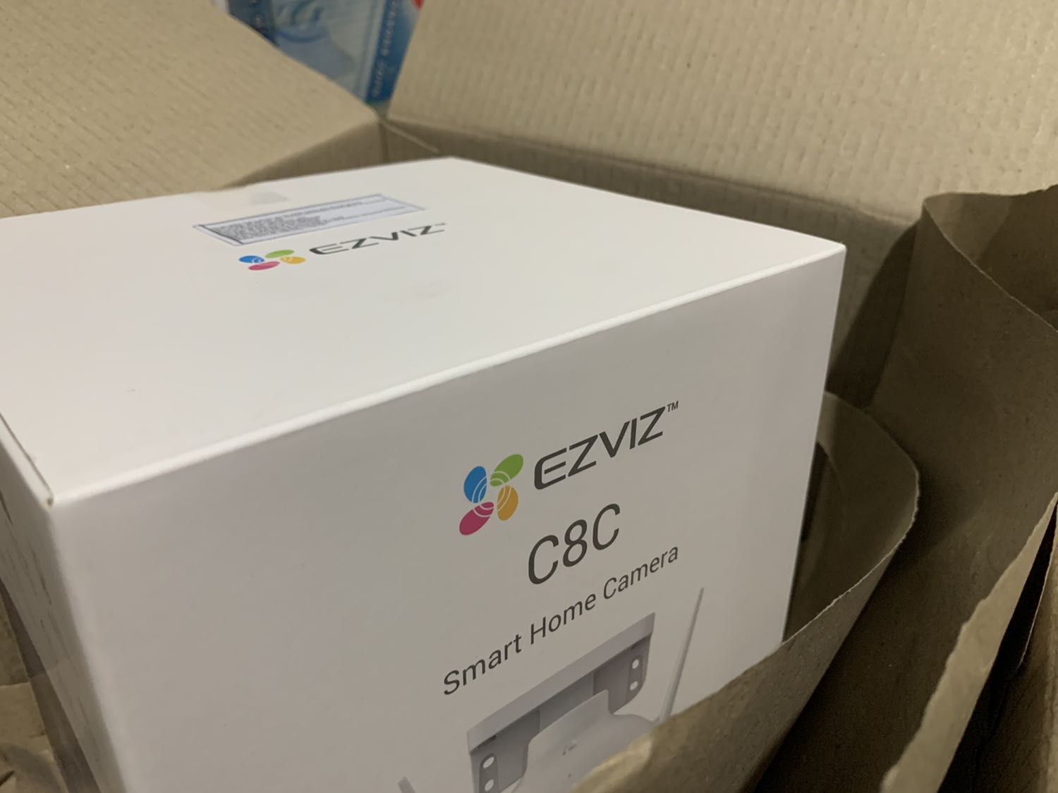 sản phẩm dễ xài, mình không lắp thẻ nhớ, xài chức năng cloud storage khá ok, chỉ lưu chuyển động nên không mất thời gian ngồi xem lại camera như loại gắn thẻ nhớ thông thường, cloud có độ trễ tầm 8 giây, tức là nếu cúp điện lúc 10:00 thì trên cloud chỉ lưu 9:59:52 trở về trước, ezviz cloud không có plan 3 days, chỉ có plan 7 days và 30 days, giá khá chát tầm 92k 1 tháng cho lưu cloud 7 ngày