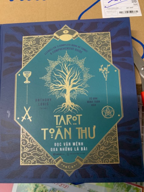 Trời ơi.......... sao mà giao nhanh quá vậy nè, quá nguy hỉm nha, tối đặt xong sáng ra còn chưa kịp ăn sáng đã coa sách rồi. Bìa cứng rất đẹp, ôi yêu quá đi