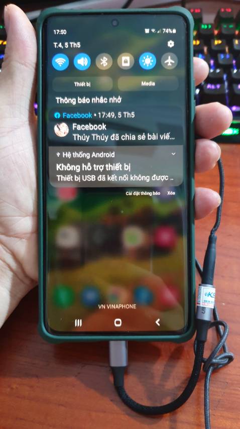 Hàng chính hãng gì mà về kết nối với điện thoại toàn báo lỗi không hỗ trợ... vậy thì mua làm gì?