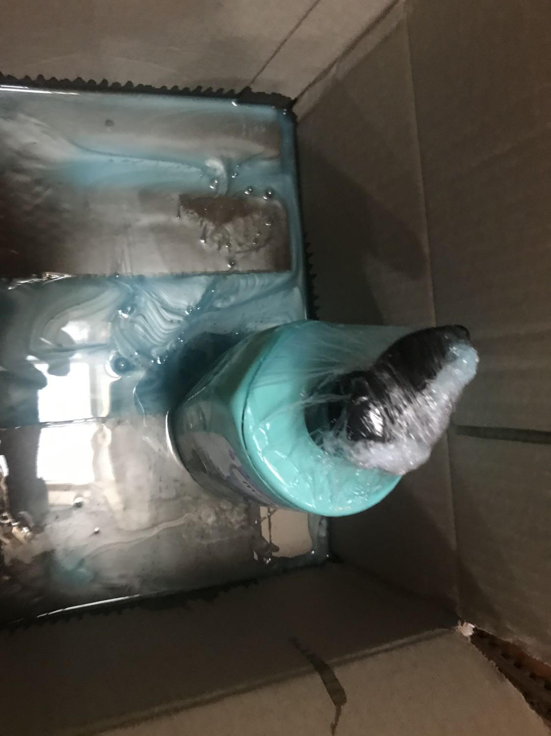 Nhân viên giao hàng nhớ cẩn thận