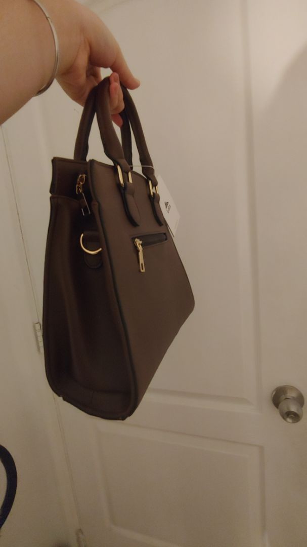 đóng gói okie, nilong bọc túi có hơi nhào và cũ, được quà tặng kèm. Túi có kèm dây đeo, túi cầm chắc tay, chất ra rất ổn.