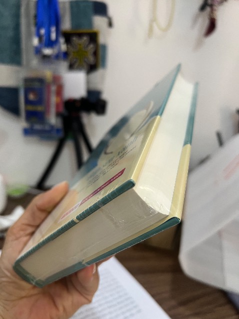 Mình đã đọc hết cuốn búp sen xanh từ hổi lên lớp 5, tức là cách đây khoảng gần 30 năm, mỗi trang sách là 1 ký ức đẹp về vị lãnh tụ vĩ đại của chúng ta. Năm nay kỷ niệm 135 năm sinh nhật bác mình lại dành tặng bản thân ấn phẩm đẹp nhất này, bìa cứng, chữ đẹp, giấy đẹp, bọc dán cẩn thận, mùi giấy rất thơm. Các bạn hãy đọc và để tự thấm từng dòng chữ, thương người mà mình đọc khóc trên từng trang sách ❤️