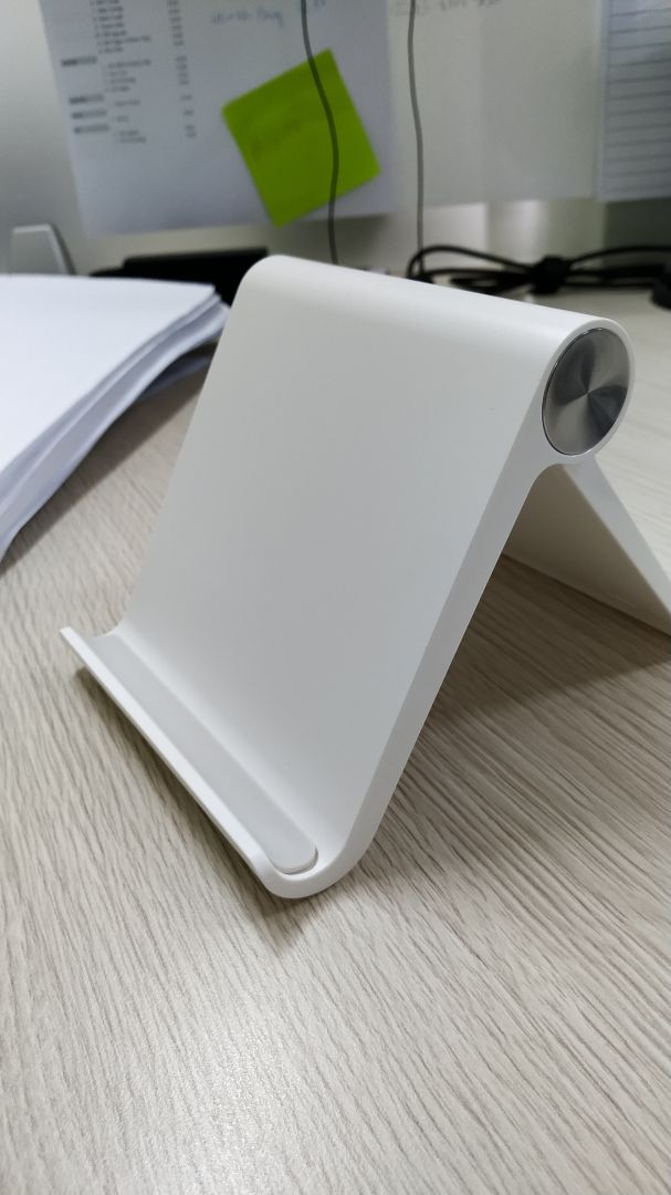 Sản phẩm hoàn toàn bằng nhựa. Có chiều ngang nên khi để máy tính bảng vẫn chắc chắn. Khớp mở dạng khấc, hiện tại thấy chắc chắn chịu lực tốt, về lâu dài đóng mở nhiều không biết có bị mòn hay hư khớp không. Để bàn làm việc nhìn sang trọng, đẹp