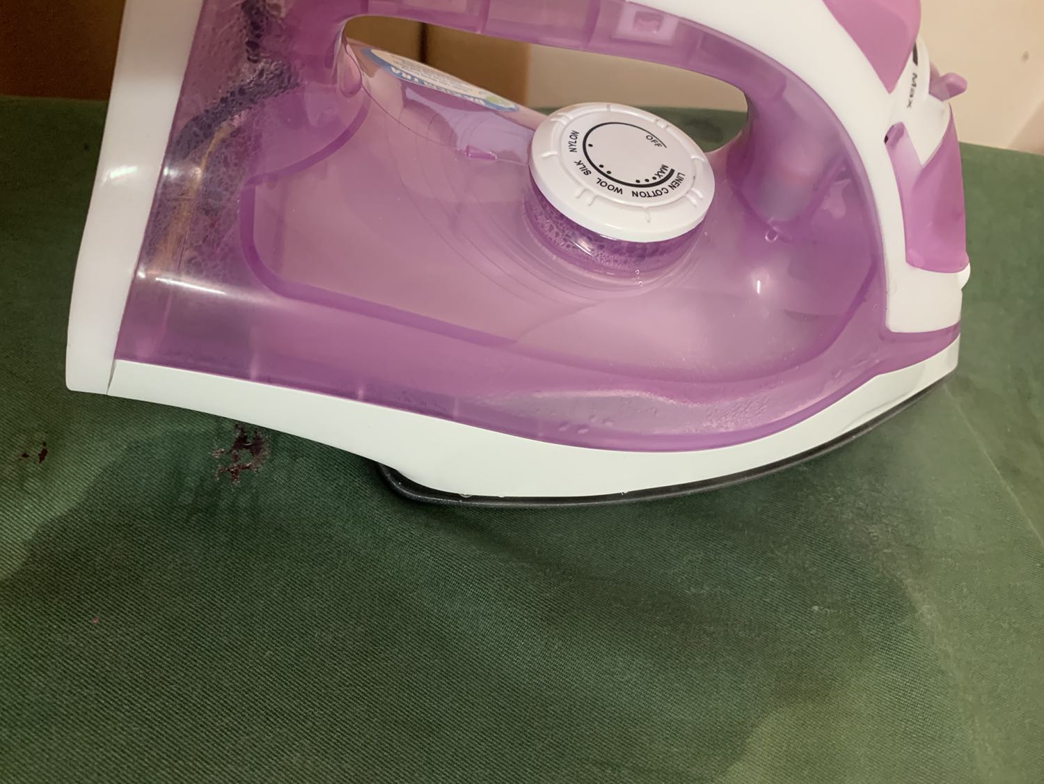 Bàn ủi chảy nước ra quá nhiều, tôi muốn đổi lại cái khác