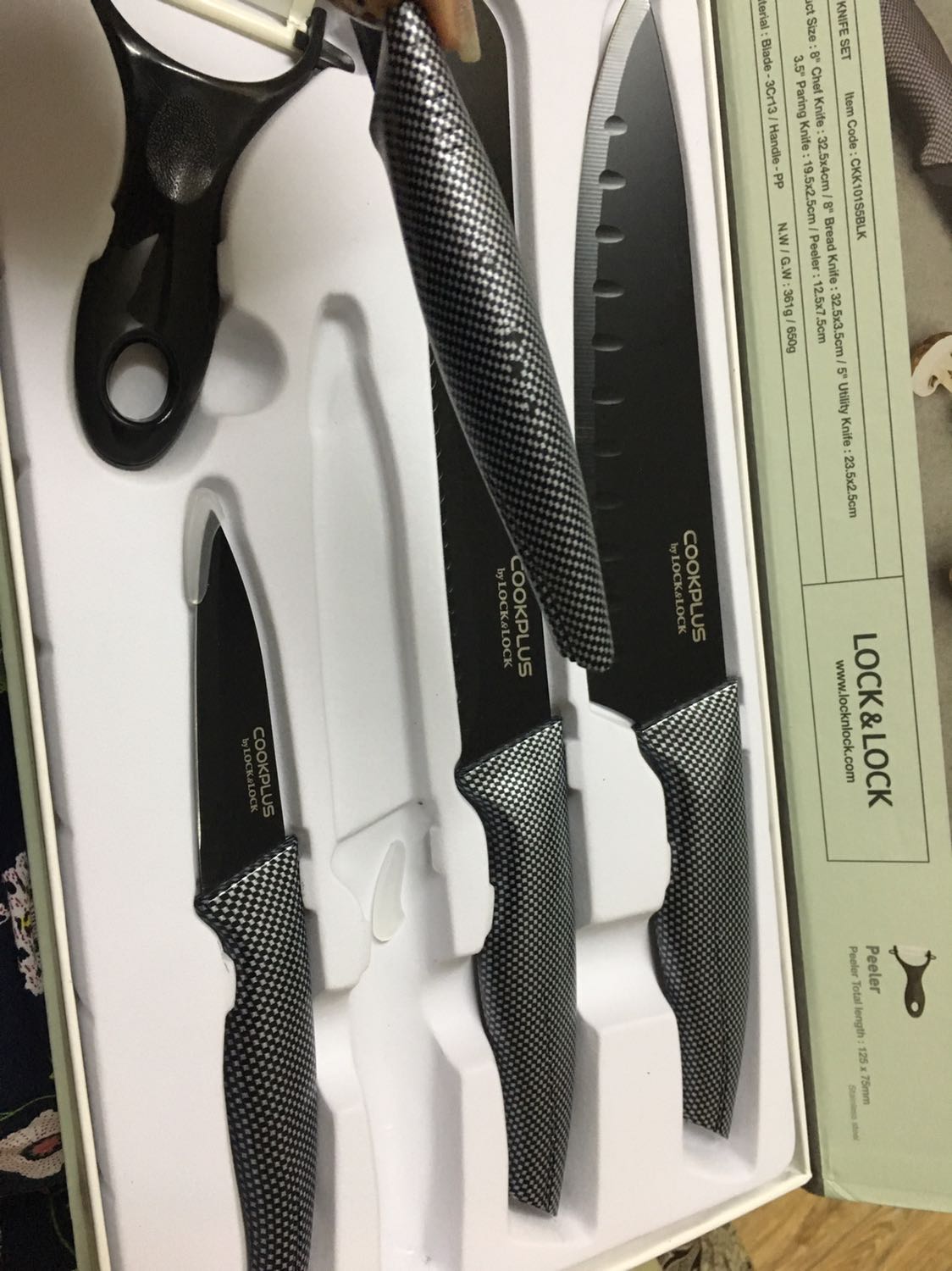 Bộ này không còn nguyên seal, seal đã bị bóc đến tróc cả lớp keo và dính bụi tùm lum. Khi mở ra thì có dao được bịt đầu, có dao thì bị tháo bịt đầu rồi. Chuôi dao lỗi hoạ tiết kẻ caro. Có bụi bẩn và rác nhỏ trong hộp khiến mình nghi là shop đã bóc hộp này ra để *** cho khách khác xem, hoặc hộp này là hàng hoàn trả của khách khác. Do sản phẩm lỗi tùm lum nên khó có thể là hàng chính hãng, mng nên cân nhắc khi mua.

P/s: đã *** dao và ko hề sắc như kỳ vọng. Rất chán.