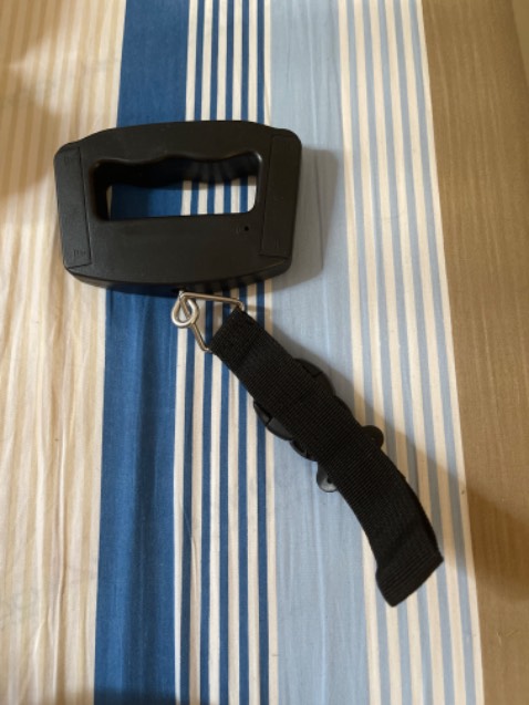 Cân khá chính xác, vẫn có sai số chút ít. Có dây móc phù hợp cho cân hành lý, có kèm pin. Giao hàng khá nhanh và đóng gói tốt.