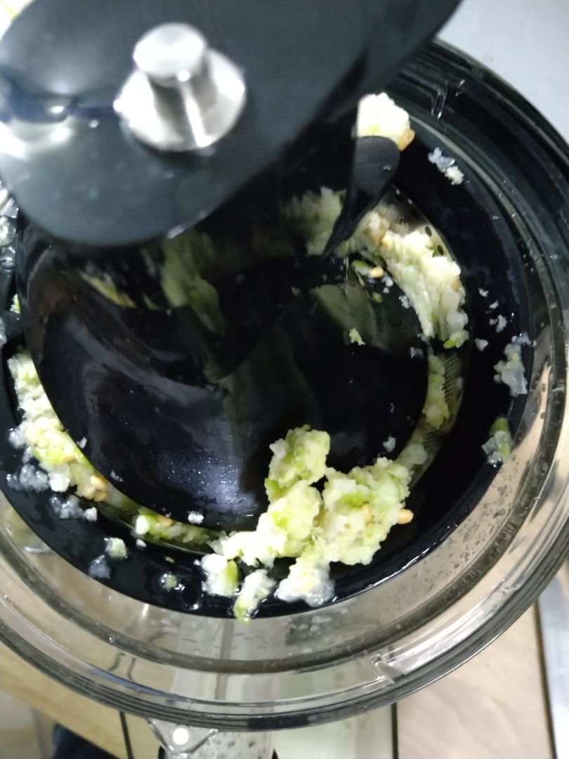 Ưu điểm: máy chạy êm.
Nhược điểm: Vắt không ráo nước, vệ sinh chổ thảy chất bả khó khăn, thực phẩm còn trong lòng xoay. 
Không hài lòng sản phẩm