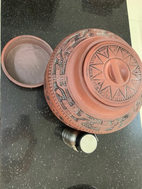 Đẹp, chỉ tiếc là nắp đậy hơi bị vênh một chút, chắc do sảnh phẩm nung khó có thể vừa khít được.