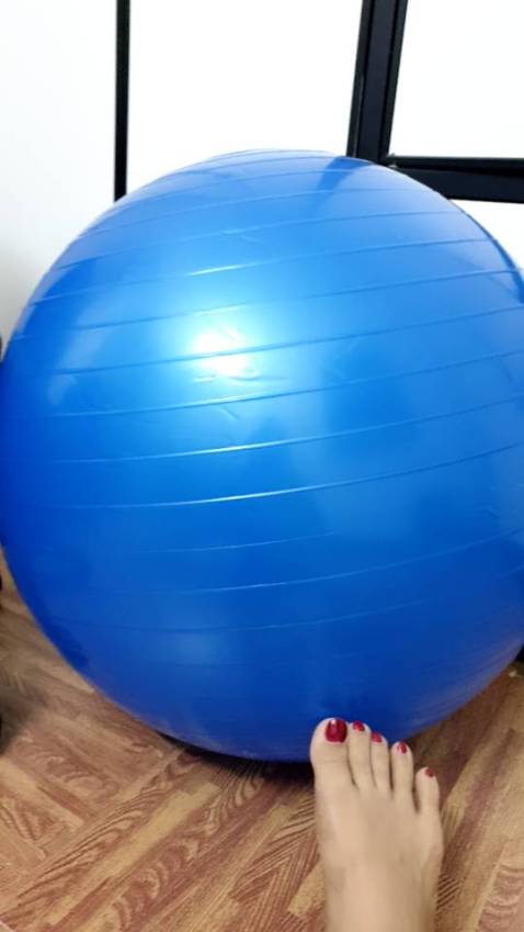 Đã mua cái thứ 2 hộ người quen…..Ship hàng siêu nhanh và đã tập thử ngay với bóng  👍👍👍Ưng ý với hàng.
có loại to và nhỏ - loại to thì khoảng 65cm, loại nhỏ thì khoảng 45cm - có tặng bơm tay đi kèm, bơm hơi cực xíu - nói chung dùng tốt ạ!