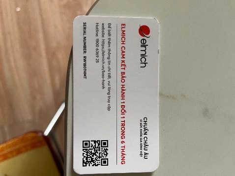 Các bạn giao cho tôi hàng mới hay hàng trưng bày, hay hàng cũ?  Cái hộp thì cũ mèm, nát như bị quăng ở xó.  Bên ngoài ấm thì lem nhem. Cái tem dán thì nhăn nhúm. Cái thẻ thì bẩn, sờn góc.