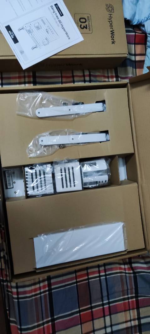 Hàng được đóng gói đẹp và bài bản, bảng khá lớn và được gia công đẹp thích hợp gắn thêm nhiều phụ kiện treo đồ sau này, lắp đặt cũng dễ dàng (sản phẩm có kèm theo chìa khóa bắt ốc), mình mua loại chân kẹp bàn để tiết kiệm không gian lắp đặt. Cảm ơn shop 👍