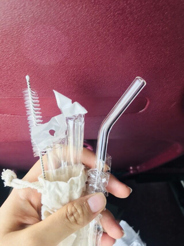 Hộp gói đẹp và cẩn thận. Mình ở Đà Nẵng nhận hộp ko bị méo hay bẩn gì cả. Bên trong sản phẩm gói kỹ lưỡng. Ống hút ko bị nứt hay vỡ. Chất liệu thuỷ tinh khá dày. Cọ rửa cầm chắc tay và khá dài. Nên mua và dùng lâu dài đc và kinh tế hơn so với ống hút tre vì tre ở VN ẩm dễ bị mốc nếu ko biết bảo quản