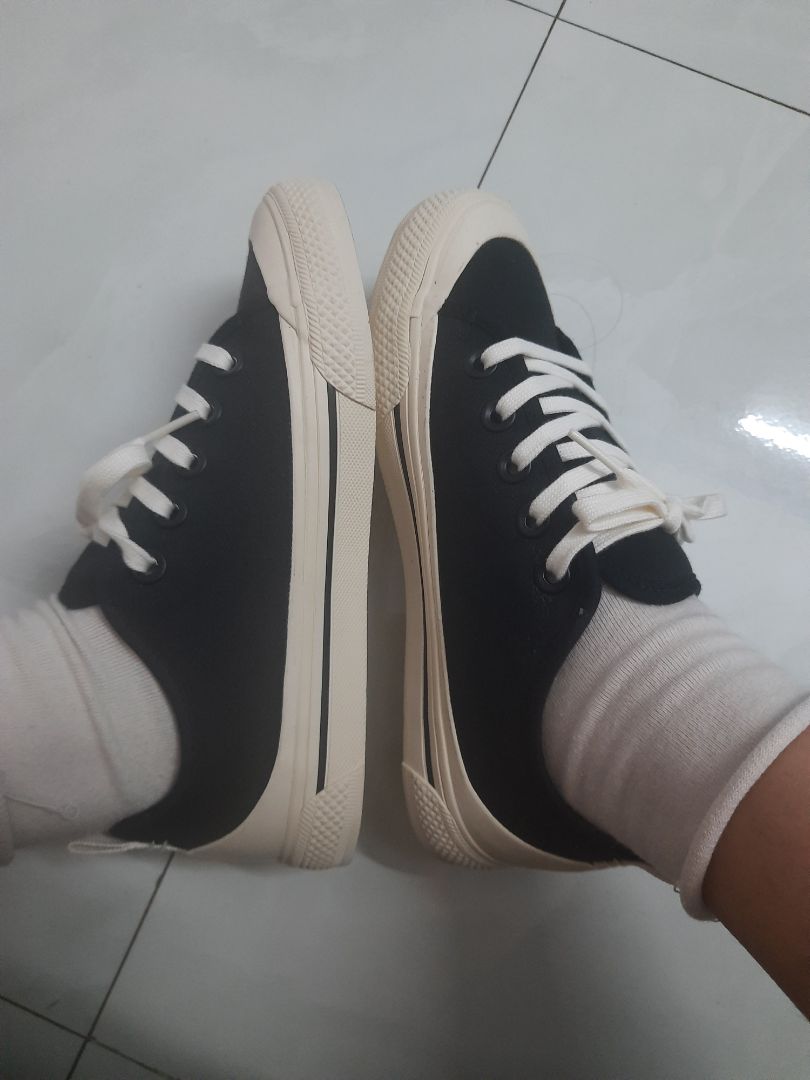 tiki giao hàng rất nhanh. giày đẹp lắm mn nên mua nhaa. tuy nhiên đi giày hơi bị nhấc gót chân nên đi tất cao cổ thì đỡ bị nhấc gót hơn. giày mình mua đúng size đi thoải mái ko chật cx ko rộng. chân 23.5 đi size 37. vải đc may chắc chắn. mong giặt ko bị phai màu