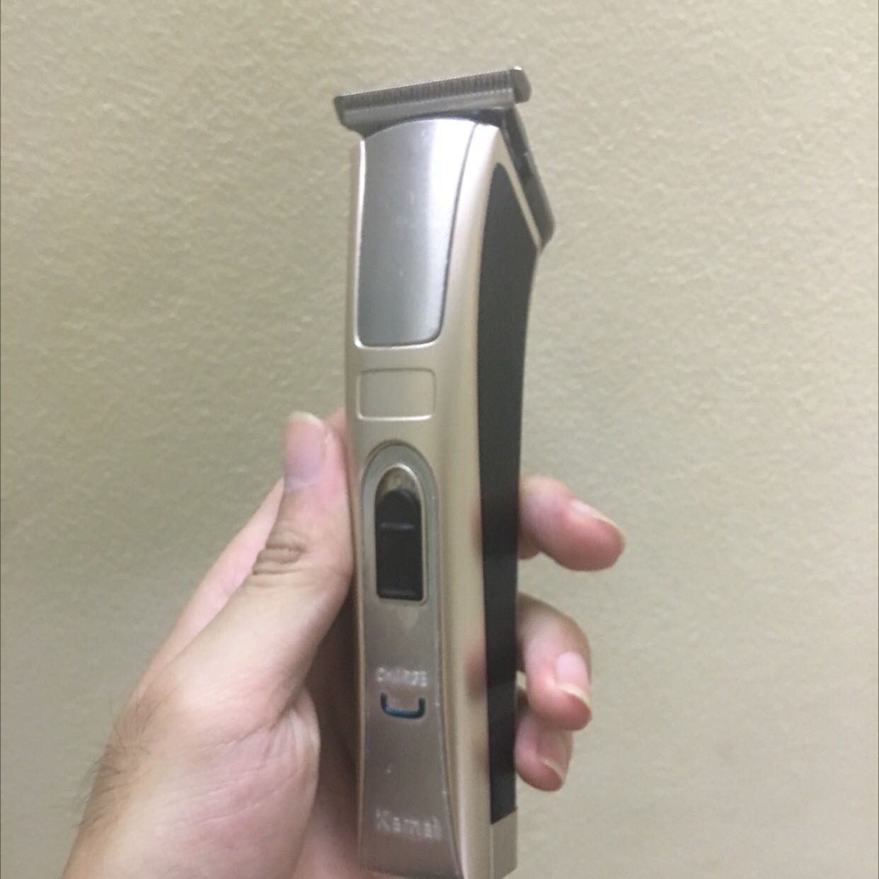 Sản phẩm tuyệt vời. Máy cắt ngọt, máy chạy êm. Được tặng thêm bộ kéo rất tiện. Shop hỗ trợ mình mua hàng nhiẹte tình.