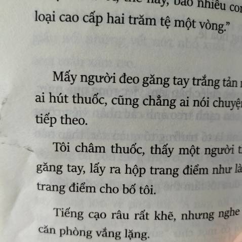 -hình thức đóng hàng: tệ. Mình đặt 10 cuốn 1 lúc nhma tiki k hề chống sốc hay bọc hàng gì hết. Chỉ xếp hết vào trong 1 cái hộp rồi gửi đi. Hộp giấy lúc mình nhận đc khá nát. Lúc unbox tui còn thấy may mắn vì sách k bin móp góc hay df nhiều...nhma k. Sách bên trong RẤT RẤT CŨ, CẢM GIÁC NHƯ ĐI MUA SÁCH CŨ VẬY :)))) Có mấy trang nhàu kinh khủng, có trang còn bin bẩn nx (vết bút chì, vết keo...) Thực sự rất bực!
-shipper: đáng iu, take care khách hàng tốt
-nd sách: định bụng là đọc hết ms đánh giá nhma tức cái mình về hình thức sách quá nên phải ngoi lên :))) Mình đọc đc 2 chg đầu. Sách là tổng hợp nhx câu trn ngắn về gia đình, cụ thể là bố mẹ, từ nhx câu chn đó tác giả đưa ra bài học. Đọc xong cảm thấy kiểu may mắn vì mình còn bố mẹ. Tuy là trn ngắn nhma k phải kiểu cụt lủn xong k liên quan đến nhau đâu. Nói chung là hay nha các pác.