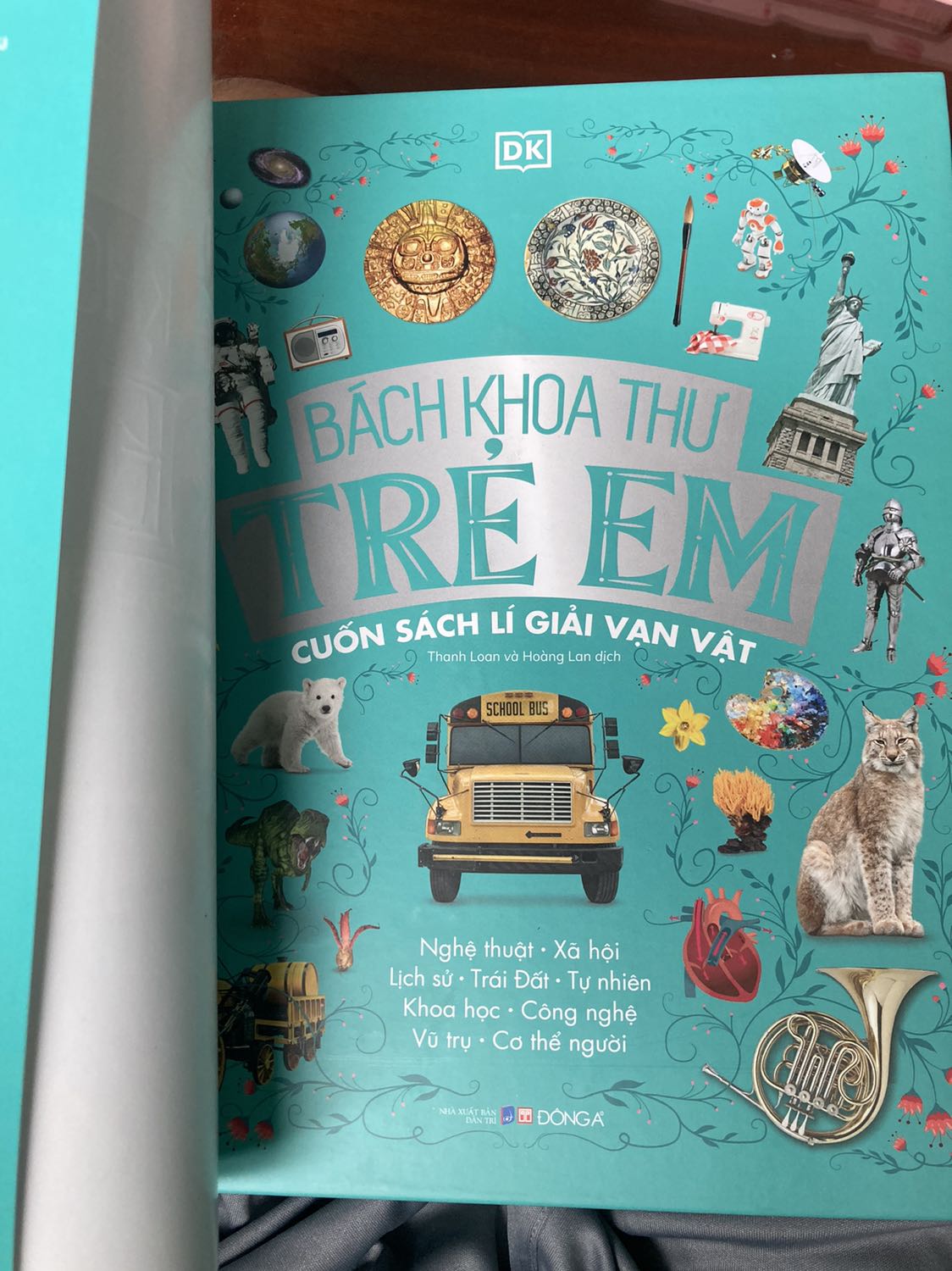 Chất lượng giấy tốt, in màu đẹp, kích thước to dễ đọc. Nội dung bao quát nhiều chủ đề. Nội dung ngắn gọn trên 1 trang. Không phải độ tuổi trẻ em nào cũng có thể hiểu, kể cả người lớn. Có thêm mục liên kết “XEM THÊM” để người đọc đọc thêm các chủ đề liên quan đến chủ đề mình đang xem cũng khá hay.