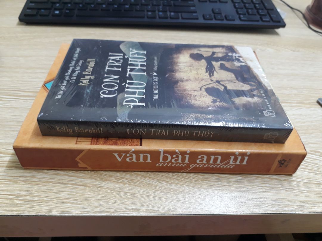 Sách được gói rất cẩn thận, vẫn còn nguyên màng nylon.Tiki giao hàng rất nhanh nữa. Nội dung thì mình chưa đọc nên chưa review được.