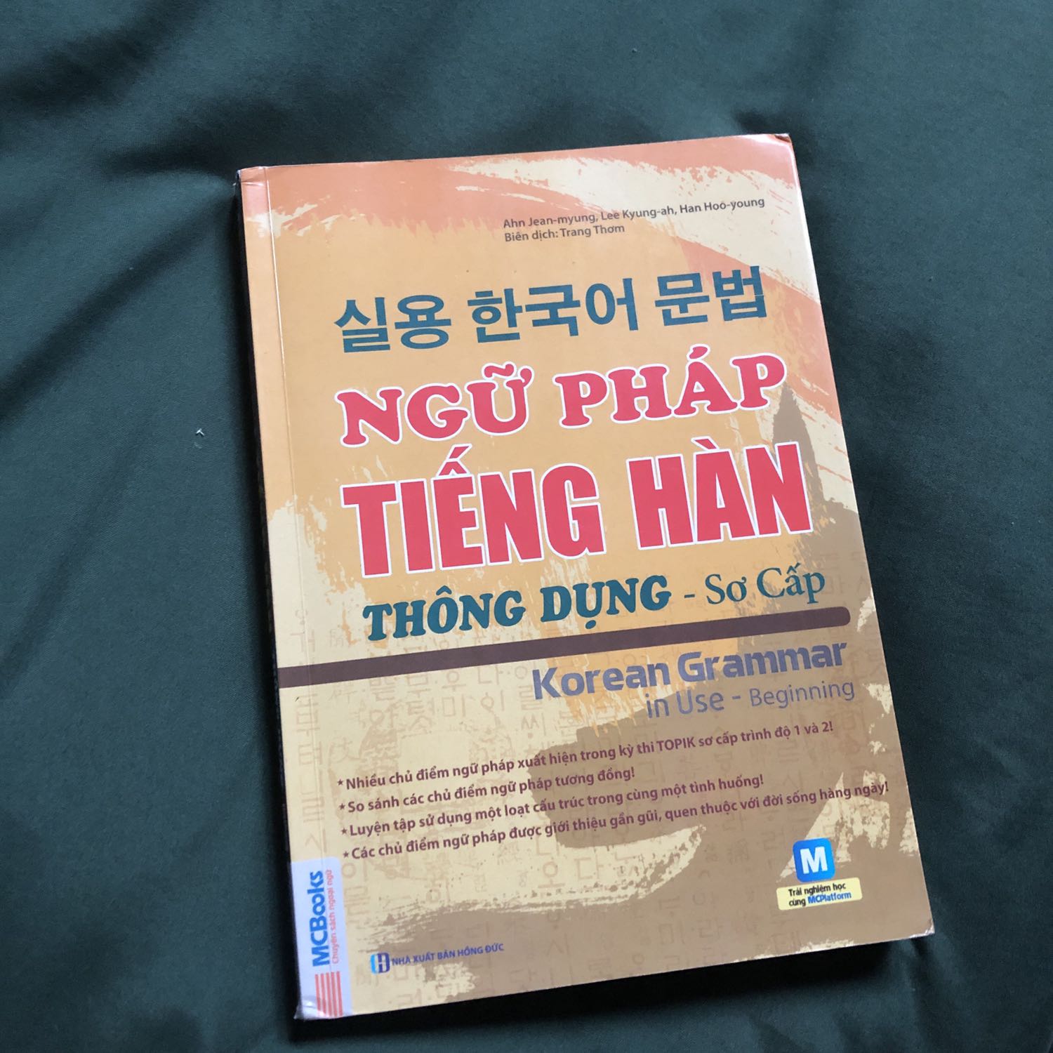 Mọi thứ đều ổn, với một người mới học như mình. Mình học quyển này kèm cuốn THTH để tra ngữ pháp khá là chi tiết và dễ hiểu.  Có lỗi nhỏ là sách ship đến tay mình thì hơi cong mép 1 tẹo và một trang bị cắt ẩu. Mọi thứ đều ổn, với một người mới học như mình. Mình học quyển này kèm cuốn THTH để tra ngữ pháp khá là chi tiết và dễ hiểu.  Có lỗi nhỏ là sách ship đến tay mình thì hơi cong mép 1 tẹo và một trang bị cắt ẩu.