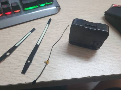 máy gẫy cái dùng để treo lên tường rồi thì tui biết làm cách nào bây h ? đến ạ shop, kim cong gẫy còn khắc phục được, đây gãy cái dùng để treo lên tường thì coi như vứt à ?