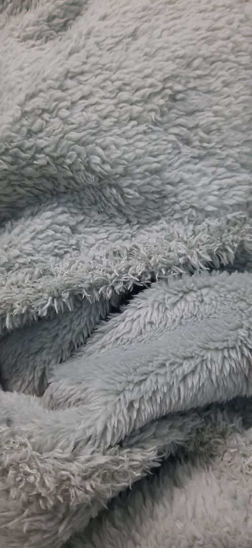 Giao lần 1 sai kích thước, chất liệu ổn. Giao lần 2 vẫn sai kích thước, chất liệu k ổn tý nào. chất mền cứ như được sử dụng qua rồi. lông rụng rất nhiều. sợi lông bết dính vào nhau. Đã mua rất nhìu lần trên tiki nhưng lần này cảm thấy thất vọng.