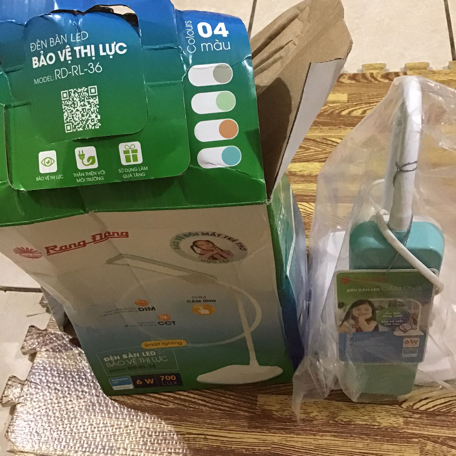 Quá hài lòng luôn mọi người ạ,duy nhất khâu vận chuyển-khi nhận hàng thấy hộp đựng bị móp nên khi mở hàng phải quay video đề phòng đèn bị hỏng,nhưng may mắn là k sao. Đèn có 3 chế độ sáng phù hợp cả đèn ngủ,đọc ban ngày,đọc buổi tối. Và còn có 3-4 chế độ màu mà phân chia rõ rệt dễ thấy ở 2 màu ánh sáng trắng-vàng,quá ổn. Đèn cứng cáp chắc chắn,giao hàng nhanh. Không ngờ hàng đèn học rạng đông lại xịn thế. Ủng hộ shop,ủng hộ Rạng Đông.