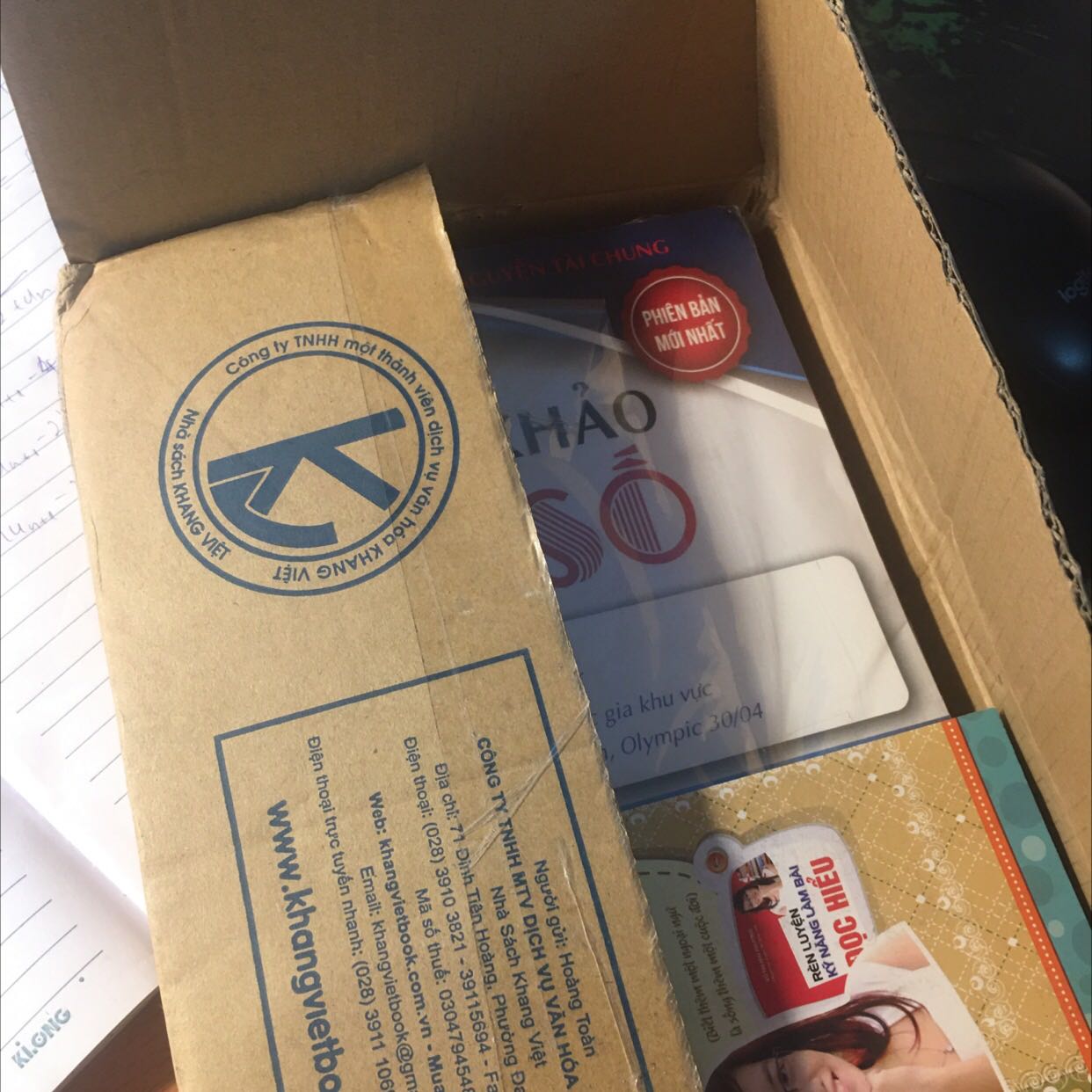 LÝ DO KHÔNG NÊN MUA SÁCH CỦA KHANG VIỆT BOOK

Bọc hàng quá tốt nên mất thời gian để mở

Sách bảo quản cẩn thận kèm cuốn sổ tay cute

Duyệt hàng sớm giao hàng nhanh

Tóm lại là không nên mua