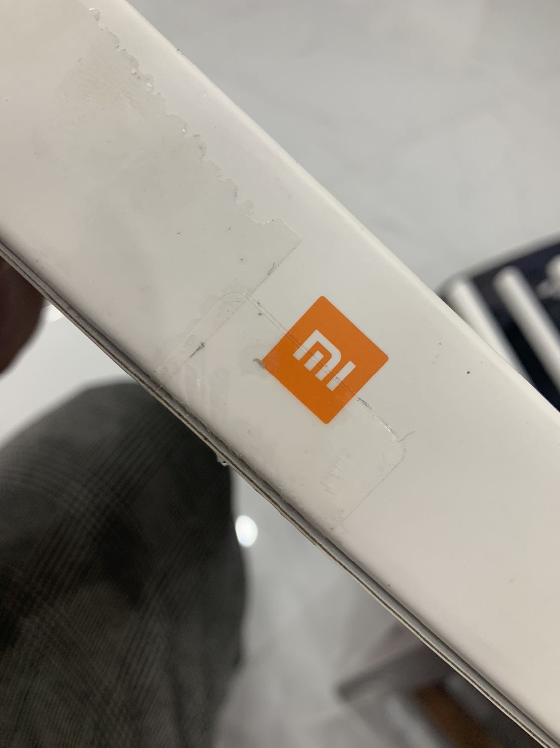 Không có dây nguồn, không có cáp mạng tặng kèm. Trong tờ giấy cảm ơn thì ghi có cáp, có nguồn, *** đảo.