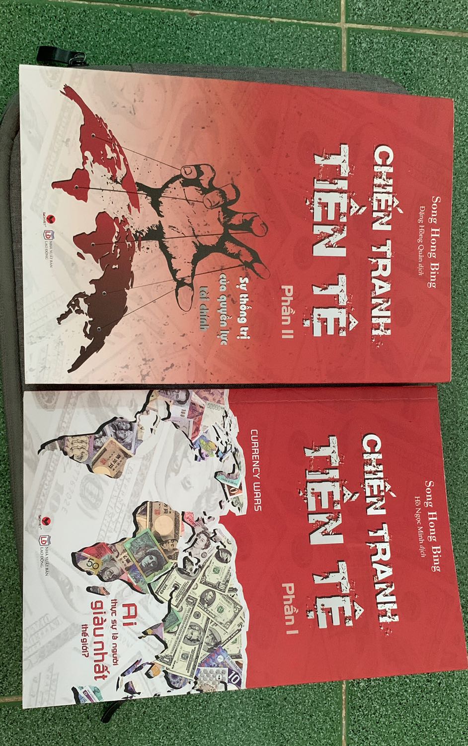 Đóng gói vận chuyển khá nhanh và tốt.

Cuốn 1 - hình và các hình nhân vật khá mờ, một số trang in bị lem nhem. (Hình). Trước mình có mua một cuốn cảm giác cầm sách khác nhau, cảm giác đợt này in giấy cắt khá ẩu được đều góc như bản in trước. 

Cuốn 2 - ok hơn, màu mực đều hơn cuốn 1 mình nhận được.