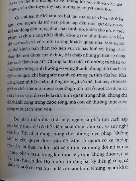 Đỉnh cao của dòng sách về Tâm Lý Học hiện đại. Nếu phải đọc một cuốn sách duy nhất về tâm lý học trong cuộc đời, nhất định phải là cuốn này. Mình nghĩ dịch giả hẳn phải có chuyên môn rất cao và tâm huyết lắm mới có thể chuyển ngữ được tác phẩm này đấy, vì lượng thông tin, kiến thức đồ sộ trong quyển sách này là công trình nghiên cứu trọn đời của giáo sư Mihaly. Cực kì uyên bác nhưng ko hề dễ "xơi", phải đọc chậm, kĩ, và đọc đi đọc lại mới ngấm được, hì hì.