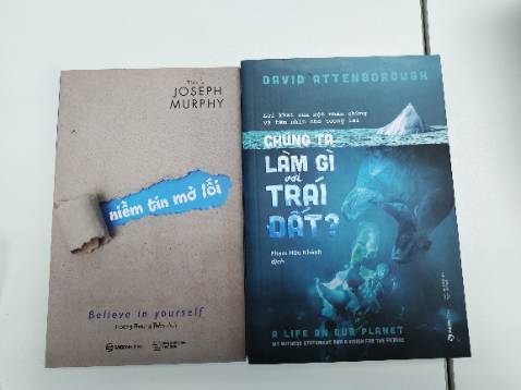 Mình đọc review sách hay trên kênh Vui Lên mà nhân dịp Sài Gòn Books đang khuyến mãi sâu nên vớt ngay. Cuốn sách được viết bởi bác David Attenborough đã 95 tuổi và là người mình theo dõi từ kênh Earth Planet, các chương trình series film trên kênh này của bác rất sâu sắc nên cuốn sách này thực sự thú vị, các bạn nên tìm mua nhé. Cảm ơn SGB và Tiki giảm giá nhiều cho một sản phẩm trí tuệ lớn thế này để mình được tiếp cận. Mình mua còn nhận được quà khuyến mãi trung thu từ Sài Gòn Books nữa, rất là vui ạ.