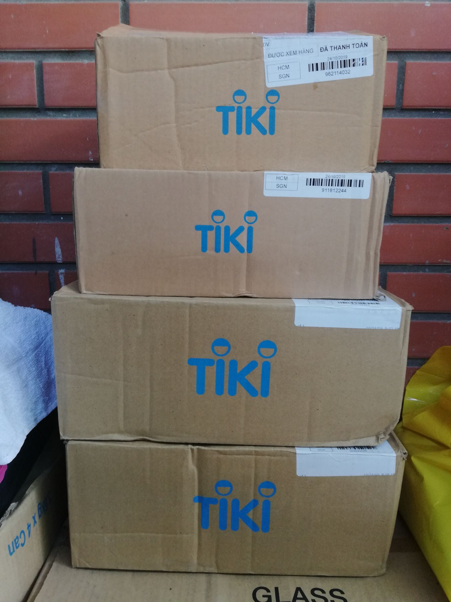 Chào shop. Mình đã nhận 4 đơn hàng ngày 27/10/19, khi hôm nay kiểm tra đơn hàng thì trong 4 thùng hàng tiki giao có 1 thùng nhỏ và nhẹ hơn các thùng còn lại nên mình mở ra xem thì phát hiện combo ngũ cốc 2 gói trong thùng hàng này chỉ có 1 gói. Mình đã thanh toán đơn hàng qua thẻ nay lại nhận hàng thiếu chưa kể việc giao hàng trể hơn dự kiến cả tuần lễ. 

Nếu không được bồi thường, mình xin trả lại đơn hàng này. 

Đây là hình ảnh xác thực.

Mong được trợ giúp.