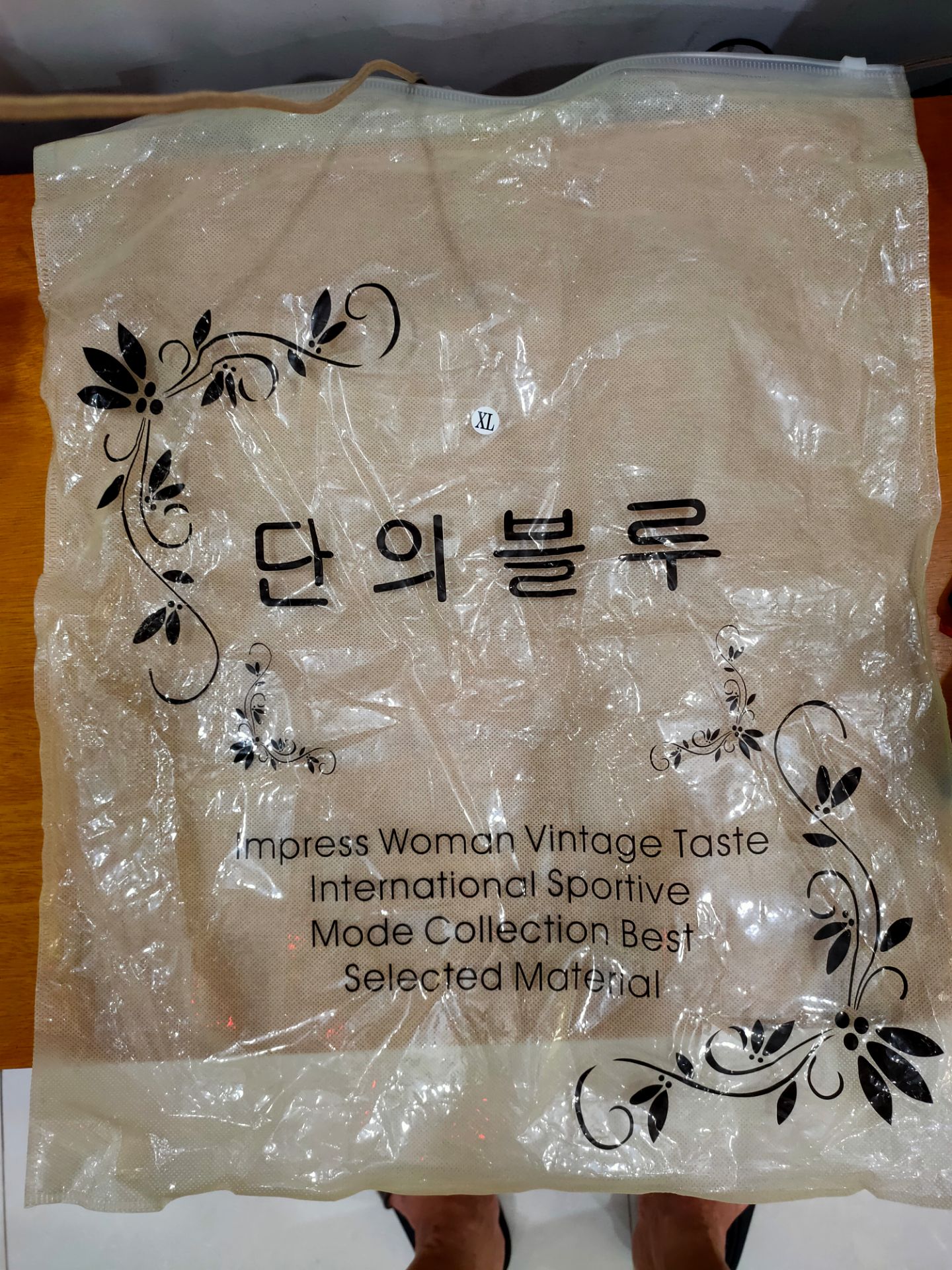 tôi nhận được áo jacket cho nữ, size XL nhưng không thể mặc vừa cho nam được. Giao hàng không đúng như đặt hàng