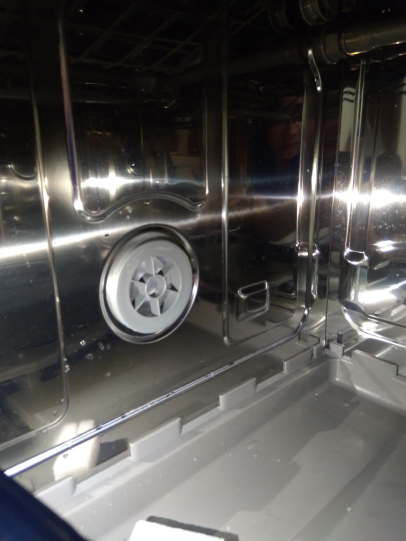 Hnay mình mua MRB Elec có người nhà nhận giúp, khi về mình ktra máy trong hộp thì thấy tình trạng này teong khi mình mua là máy mới 100% nguyên hộp, đề nghị Tiki ktra và báo lại cho mình: 1. Phần nhựa trên nắp kính bị lên mốc đen nhiều; 2. Bên trong khoang máy ướt, có nhiều vệt nước (mình có để tờ giấy ăn thấm thử để chụp hình, ngoài vị trí tờ giấy còn nhiều chỗ có vệt nước)