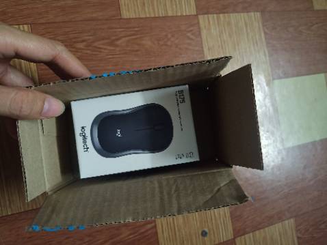 Thứ nhất đóng gói sơ sài, hàng điện tử mà ko có chèn giấy hay gì xung quanh , ko biết có ảnh hưởng gì đến tuổi thọ của chuột không. 
Thứ hai là số S/n trên chuột và trên hộp khác nhau . Vậy lúc chuột bị vấn đề có được bảo hành như quản cáo không??
Thứ ba mình thấy mọi người đánh giá khá tốt nhưng với mình vẫn ko thích chuột này lắm vì nhỏ và hơi bị load chậm chậm hơn chuột HP của mình đang sử dụng mua ở cửa hàng chưa tới 100k 
Hi vọng chuột dùng được lâu với tiết kiệm pin chứ mà hư sau 3 ngày ko được đổi trả chứ xu tiki luôn.