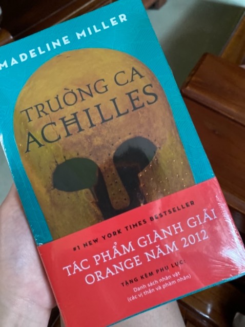 Đang đọc trên kindle nhưng sách đẹp quá nên phải quất luôn.
Sách  ko phải hay nữa mà là đẹp, đẹp từ câu chữ đến nội dung. Ngoài Lolita ra thì đây là quyển duy nhất gây ấn tượng cho mình ở cách miêu tả, cách dùng từ tinh tế như thế🥺 Nội dung thì khỏi bàn, tuy đến bây giờ vẫn ế nhưng sách giúp mình biết được yêu 1 người đẹp ntn, cảm giác muốn hy sinh cho người mình yêu ra sao. Nội dung mấy chương đầu hơi nhàm, nhưng tả đẹp, mình cứ cảm nhận cái vibe “Call me by your name” đâu đó trong đây, tuy ở 1 timeframe khác, 1 không gian khác. 
Mình kiểu run out of words để nói về quyển sách này rồi, vì với mình nó quá đẹp huhu, mình ko có thói quen đọc lại sách, nhưng chắc quyển này mình sẽ đọc lại n lần mất