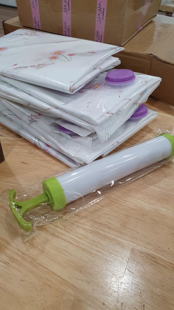 đã dùng cái này cất chăn màn quần áo mùa đông tiện dụng, sạch sẽ. Hút chân không cũng sẽ khiến quần áo không bị ẩm mốc lúc trời nồm!